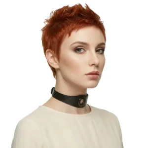 Siyah deri metal halkalı choker kolye tasarımının beyaz fonda manken üzerinde yandan pozu.