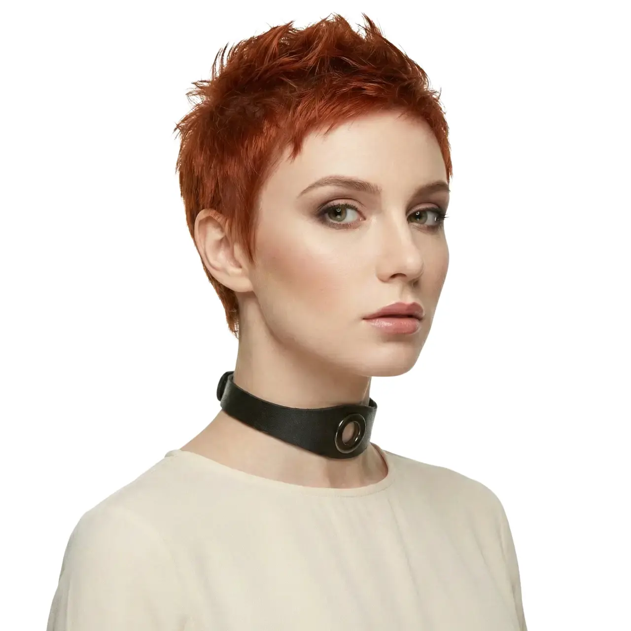 Siyah deri metal halkalı choker kolye tasarımının beyaz fonda manken üzerinde yandan pozu.