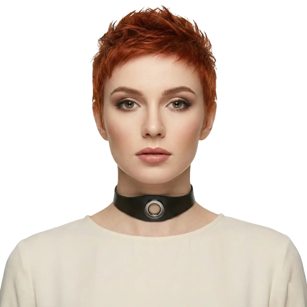 Siyah deri metal halkalı choker kolye modelinin beyaz arka planda manken üzerinde önden pozu.