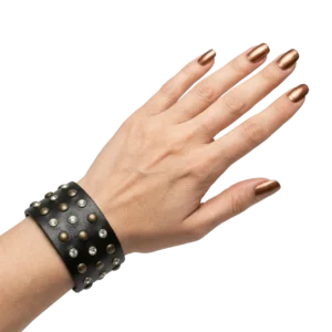 Taşlı troklu siyah deri kelepçe bileklik manken bileğinde