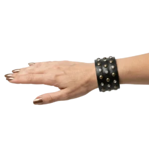 Taşlı troklu siyah deri kelepçe bileklik manken bileğinde