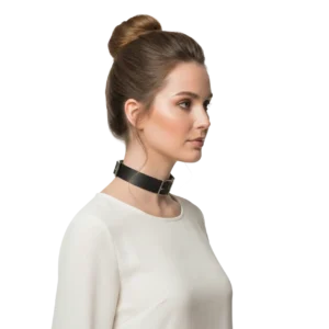 Üç tokalı punk tarz deri choker ürününün beyaz arka planda mankende profilden pozu.