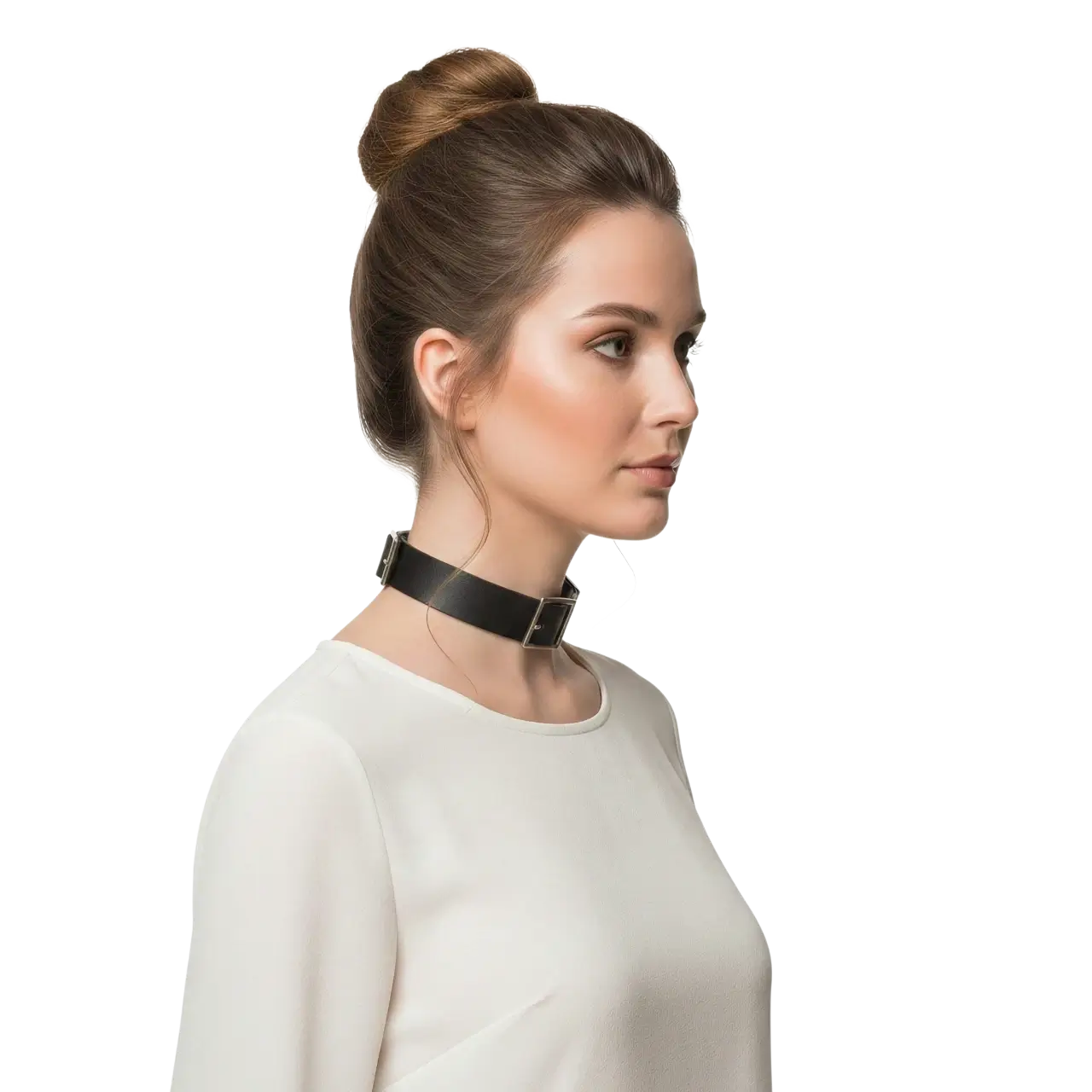 Üç tokalı punk tarz deri choker ürününün beyaz arka planda mankende profilden pozu.