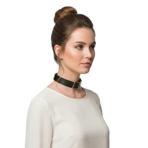 Üç tokalı punk tarz deri choker tasarımının beyaz fonda manken üzerinde yandan pozu.