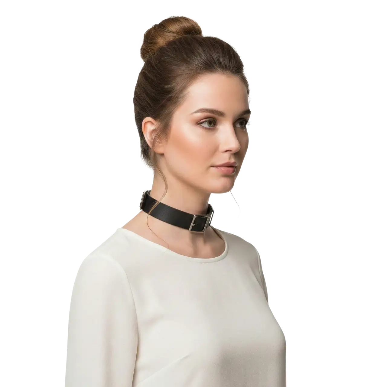 Üç tokalı punk tarz deri choker tasarımının beyaz fonda manken üzerinde yandan pozu.