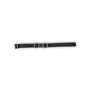 Üç tokalı punk tarz deri choker tasarımının beyaz fonda açılmış halde toka detay görünümü.