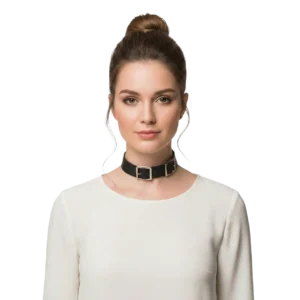 Üç tokalı punk tarz deri choker modelinin beyaz arka planda manken üzerinde önden pozu.