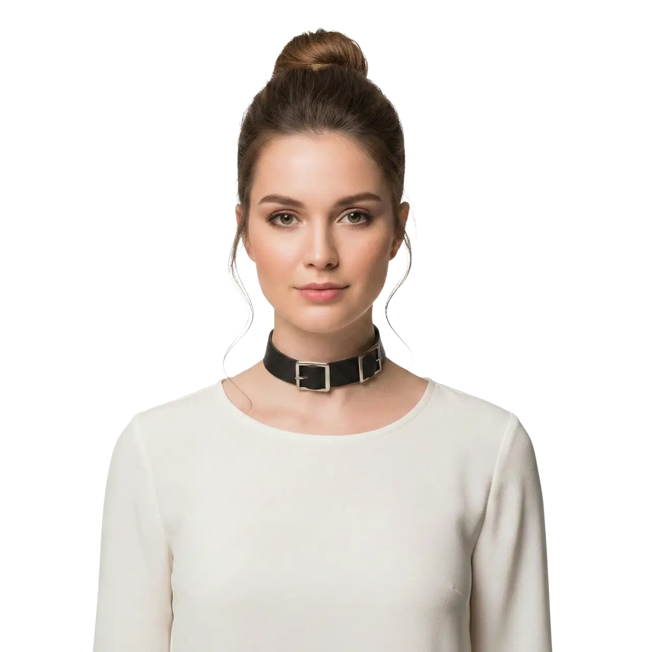 Üç tokalı punk tarz deri choker modelinin beyaz arka planda manken üzerinde önden pozu.