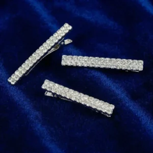 Üçlü Set Zirkon Taşlı Saç Tokası lacivert kumaş üzerinde genel set görünümüyle dikkat çekiyor.