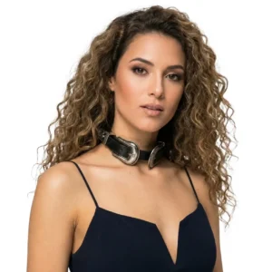 Vintage tarz çift tokalı deri choker tasarımının beyaz fonda manken üzerinde hafif yandan pozu.