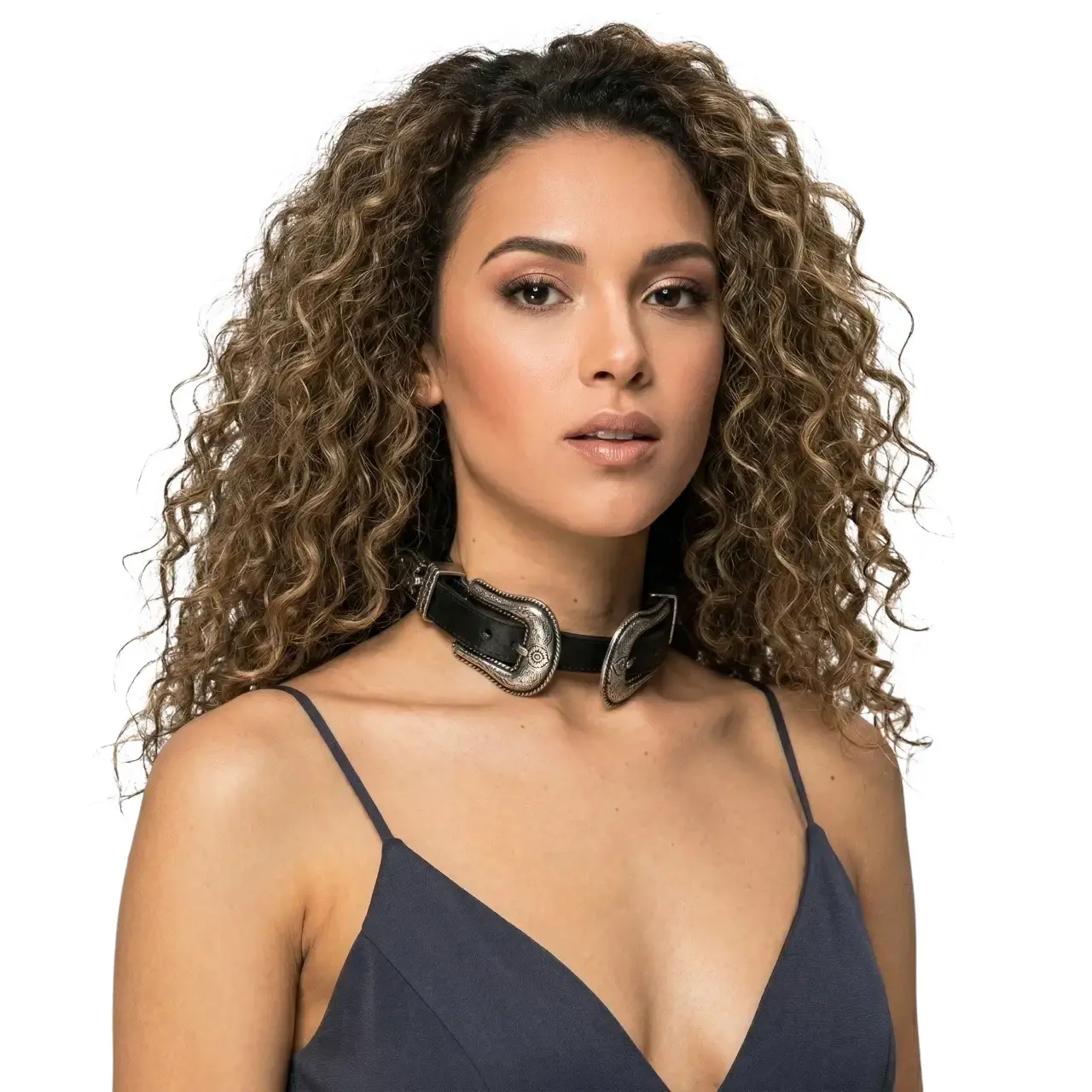 Vintage tarz çift tokalı deri choker modelinin beyaz arka planda manken üzerinde önden pozu.
