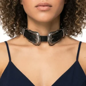 Vintage tarz çift tokalı deri choker ürününün beyaz arka planda manken boynunda yakın çekimi.