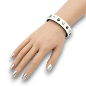 Zirkon taşlı deri kelepçe ince bileklik manken bileğinde