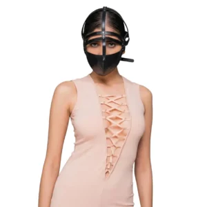 Arkadan tokalı vegan deri kostüm maskesi manken üzerinde