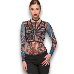 Manken üzerinde basic bluz ile günlük stile uyarlanan halterneck gotik vücut kemeri TikiTonki