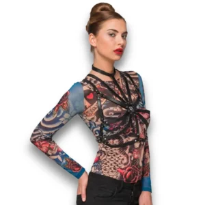 Manken üzerinde basic tişört ile günlük stile uyarlanan halterneck gotik vücut kemeri TikiTonki