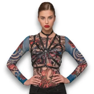 Manken üzerinde body bluz ile kombinlenen boyundan bağlamalı gotik tasarım vücut kemeri TikiTonki