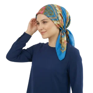 Manken kadın üzerinde başörtüsü tarzında kullanılmış mavi renk etnik desenli saten eşarp TikiTonki