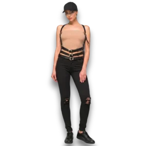Siyah Deri Gotik Tasarım Kadın Harness stüdyo çekiminde siyah giyimli mankende tam boy önden poz.