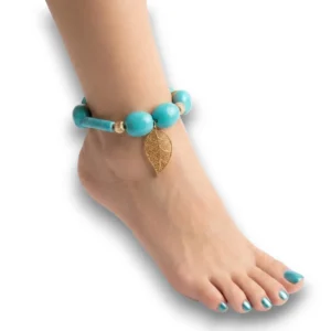 Turkuaz boncuklu el yapımı bohem halhal manken ayak bileğinde