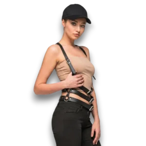 Beyaz arka planda siyah renkli askılı vücut kemeri gotik giyim deri tasarım TikiTonki