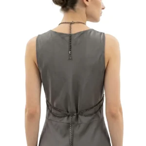 Zirkon taşlı boyundan bağlamalı vücut zinciri manken arkadan görünüm