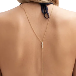 Zirkon taş detaylı altın kaplama sırt kolyesi görünümü