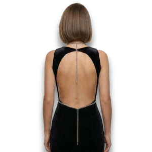 Boyundan bağlamalı gümüş kaplama vücut zinciri manken arkadan görünüm