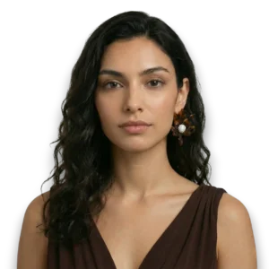Mika Tasarım Zirkon Taşlı Çiçek Küpe, mankende önden poz, beyaz fon.