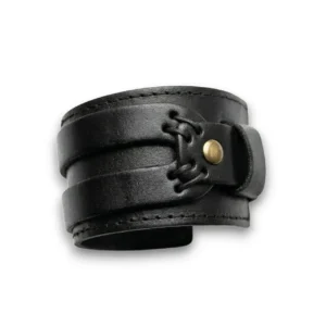 Kalın siyah kadın deri bileklik yan açıdan görünüm