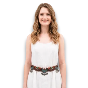 Manken üzerinde akıcı elbise ile kullanılan etnik aksesuarlı boho stil ip kemer TikiTonki