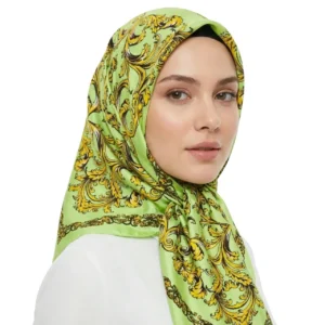 Manken kadın üzerinde başörtüsü stiliyle kullanılmış fıstık yeşili etnik desenli saten eşarp TikiTonki