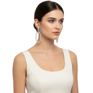 Kristal Taşlı Gümüş Kaplama Oval Küpe, mankende hafif yandan poz, beyaz fon.