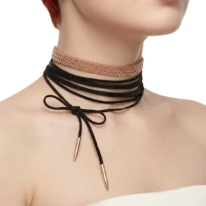Minimalist tarz uzun deri choker kolye tasarımının beyaz fonda manken üzerinde yandan yakın çekimi.