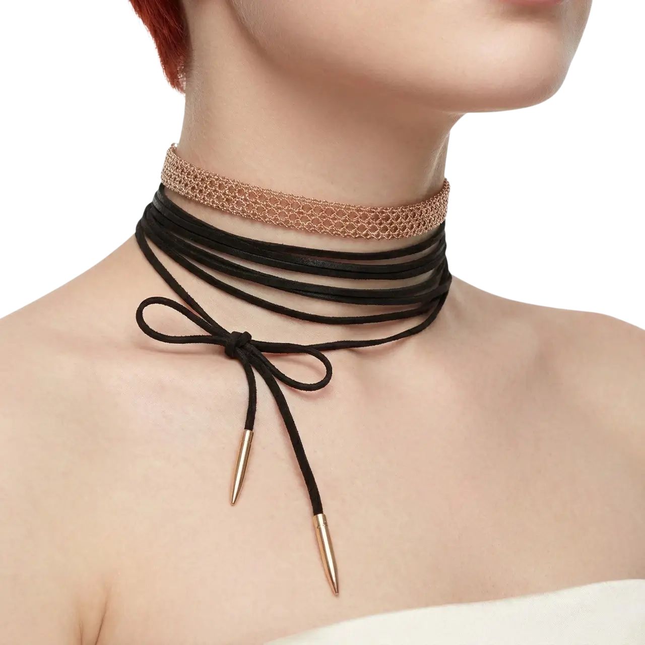 Minimalist tarz uzun deri choker kolye tasarımının beyaz fonda manken üzerinde yandan yakın çekimi.