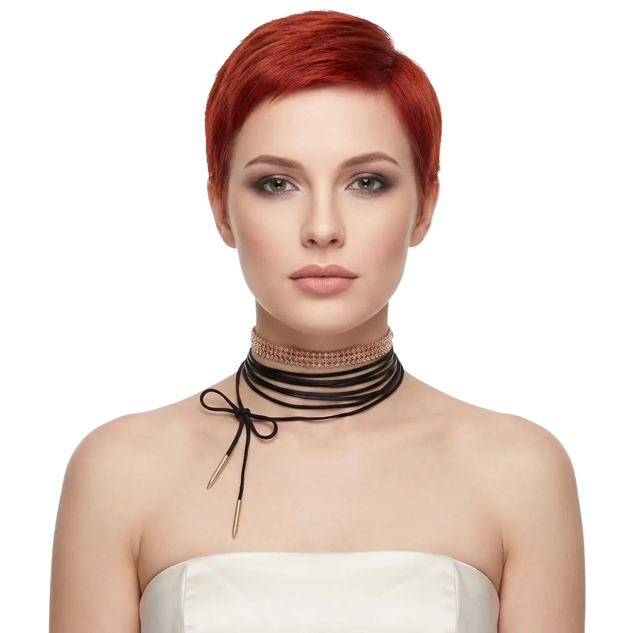 Minimalist tarz uzun deri choker kolye modelinin beyaz arka planda manken üzerinde önden pozu.