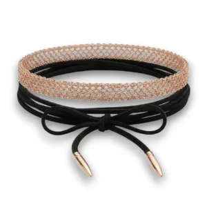 Minimalist tarz uzun deri choker kolye ürününün beyaz arka plan üzerindeki genel görünümü.