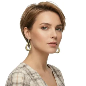 Pirinç Küpe Kabartma Model Gold Tasarım, mankende yandan poz, beyaz fon.