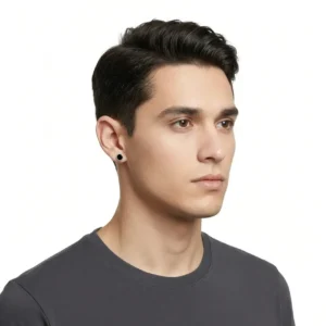 Siyah Renk Unisex Tasarım Daire Küpe, erkek mankende yandan çekim, beyaz fon.