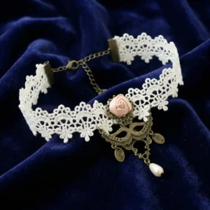 Beyaz dantelli pembe güllü choker kolye ürününün lacivert kadife kumaş üzerindeki genel görünümü.