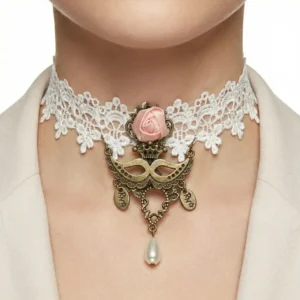 Beyaz dantelli pembe güllü choker kolye tasarımının beyaz fonda manken boynundaki yakın detay çekimi.