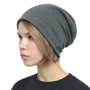 Manken kadın üzerinde yandan çekilmiş gri casual bere kadın şapka minimalist tasarım TikiTonki
