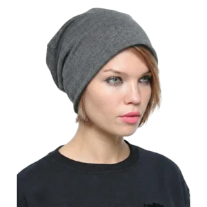 Manken kadın üzerinde önden çekilmiş gri casual bere kadın şapka minimalist tasarım TikiTonki