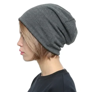 Manken kadın üzerinde profilden çekilmiş gri casual bere kadın şapka minimalist tasarım TikiTonki