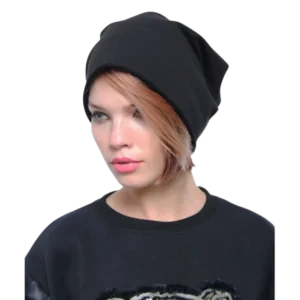 Manken kadın üzerinde önden çekilmiş siyah casual bere kadın şapka minimalist tasarım TikiTonki