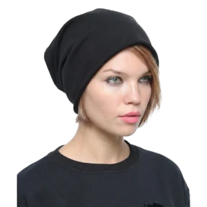 Manken kadın üzerinde önden çekilmiş siyah casual bere kadın şapka minimalist tasarım TikiTonki