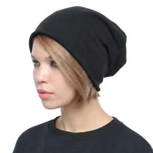 Manken kadın üzerinde yandan çekilmiş siyah casual bere kadın şapka minimalist tasarım TikiTonki