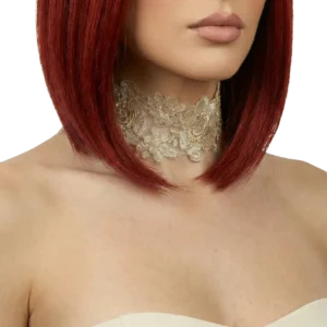 Çiçek işlemeli gold güpürlü choker boyunluk tasarımının manken boynundaki önden yakın çekim detayı.