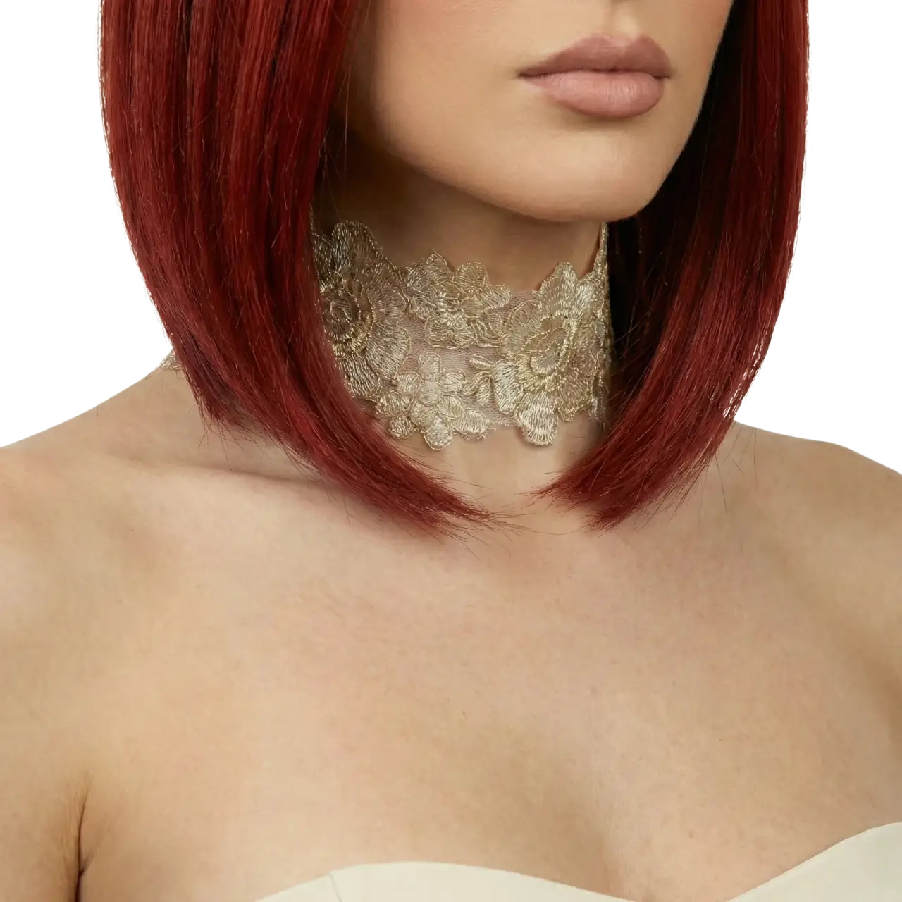 Çiçek işlemeli gold güpürlü choker boyunluk tasarımının manken boynundaki önden yakın çekim detayı.