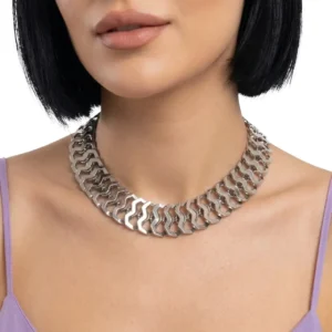 Esnek tasarım çok katmanlı choker kolye gümüş renginin beyaz arka planda manken üzerinde yakın çekimi.